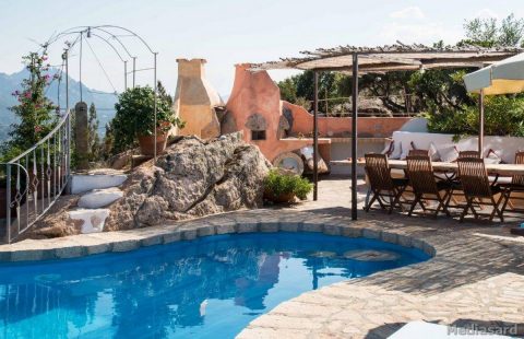 Santa Teresina. Villa da sogno tra rocce di granito e flora mediterranea.