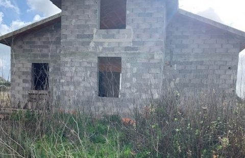 Sassari. Costruzione in grezzo di circa 280 metri quadri su terreno di 2000 metri quadri