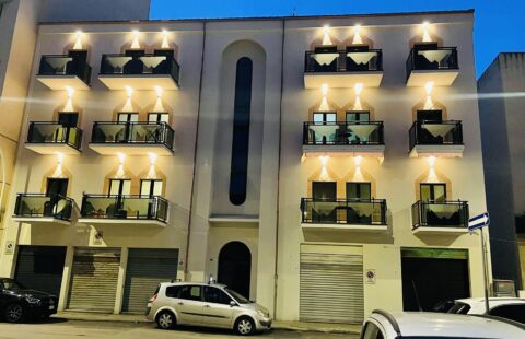 Alghero. via Catalogna 24. Appartamento luminosissimo, ultimi due livelli in palazzina signorile appena ristrutturata. Vista mare. 150 metri dal porto.