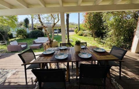 Appartamento arredato con ampio giardino, garage a poca distanza dal centro e dalle spiagge.