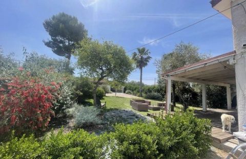 Alghero. Appartamento unico per tipologia e posizione. Completamente arredato. Giardino circa 900 mq. Garage 25 mq. Posti auto 55 mq. Sup. com. 160 mq